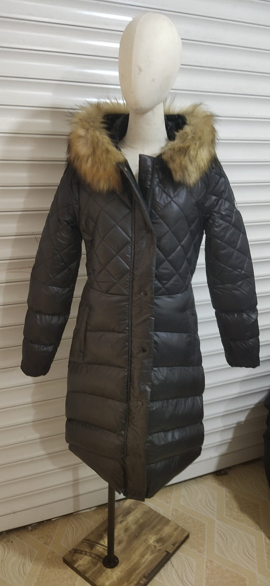 Abrigo ajustado de nuevo estilo con cuello de piel grande imitación mapache - Rasty's
